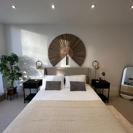 Apartment Station Bridge Collection - Flat 5 *